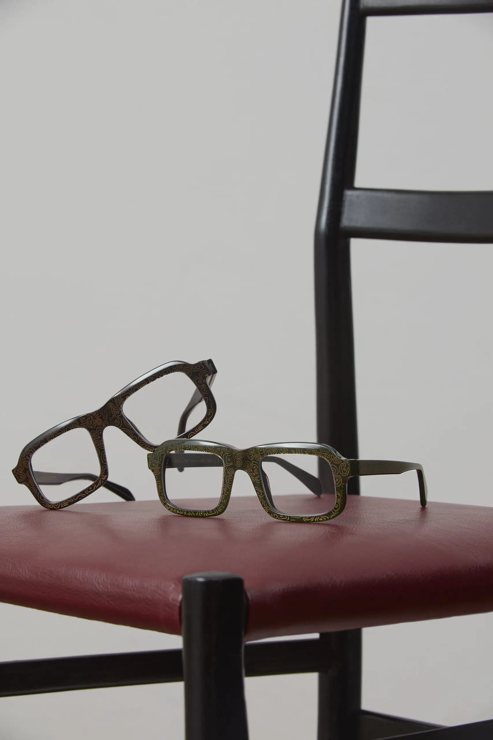 occhiali di design fede cheti sopra una sedia